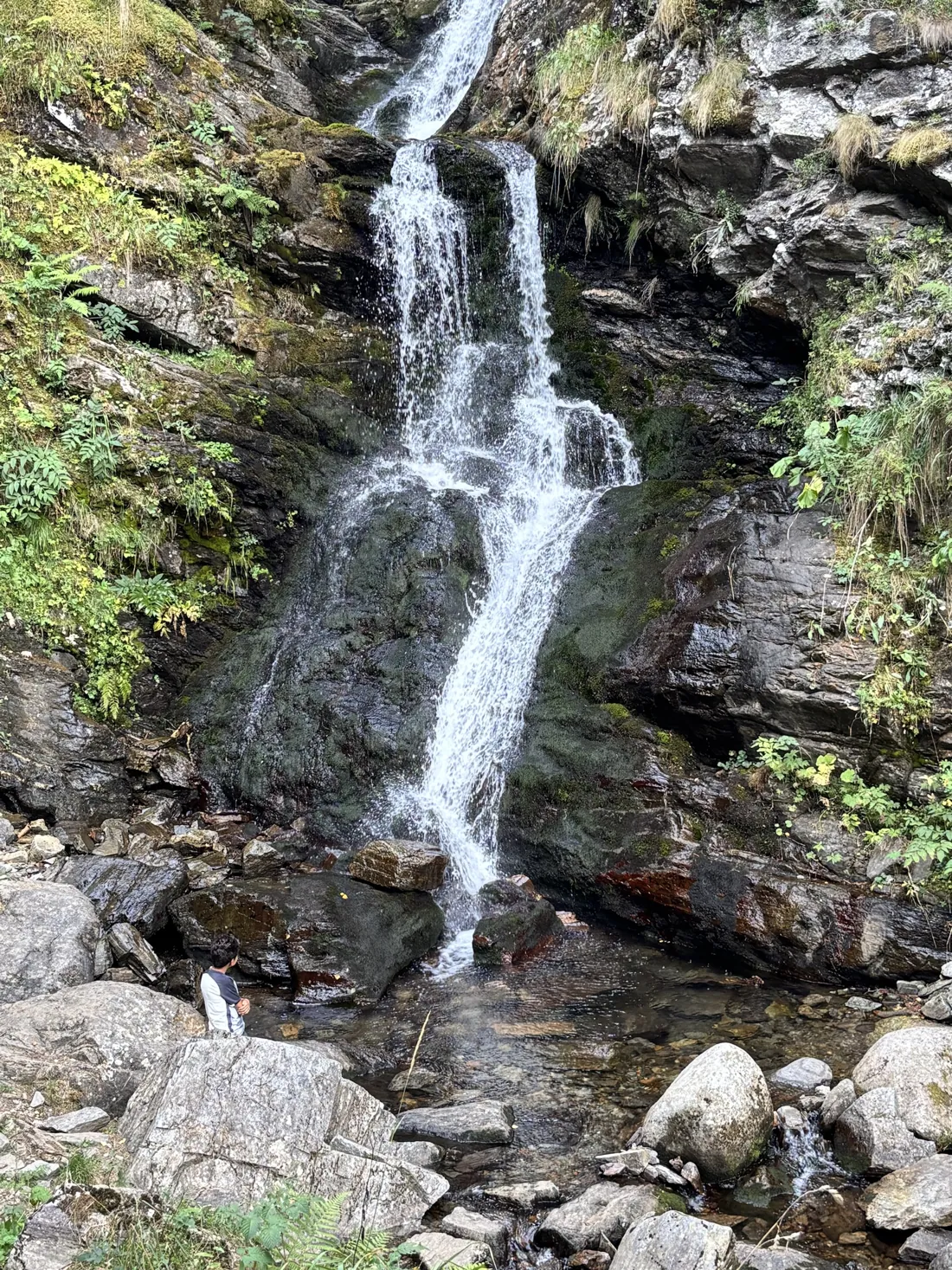 Dido am Fuß eines Wasserfalls