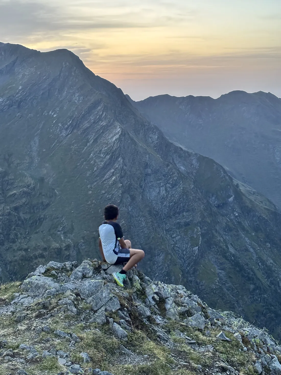 Dido sitzt bei Sonnenuntergang auf einem Grat