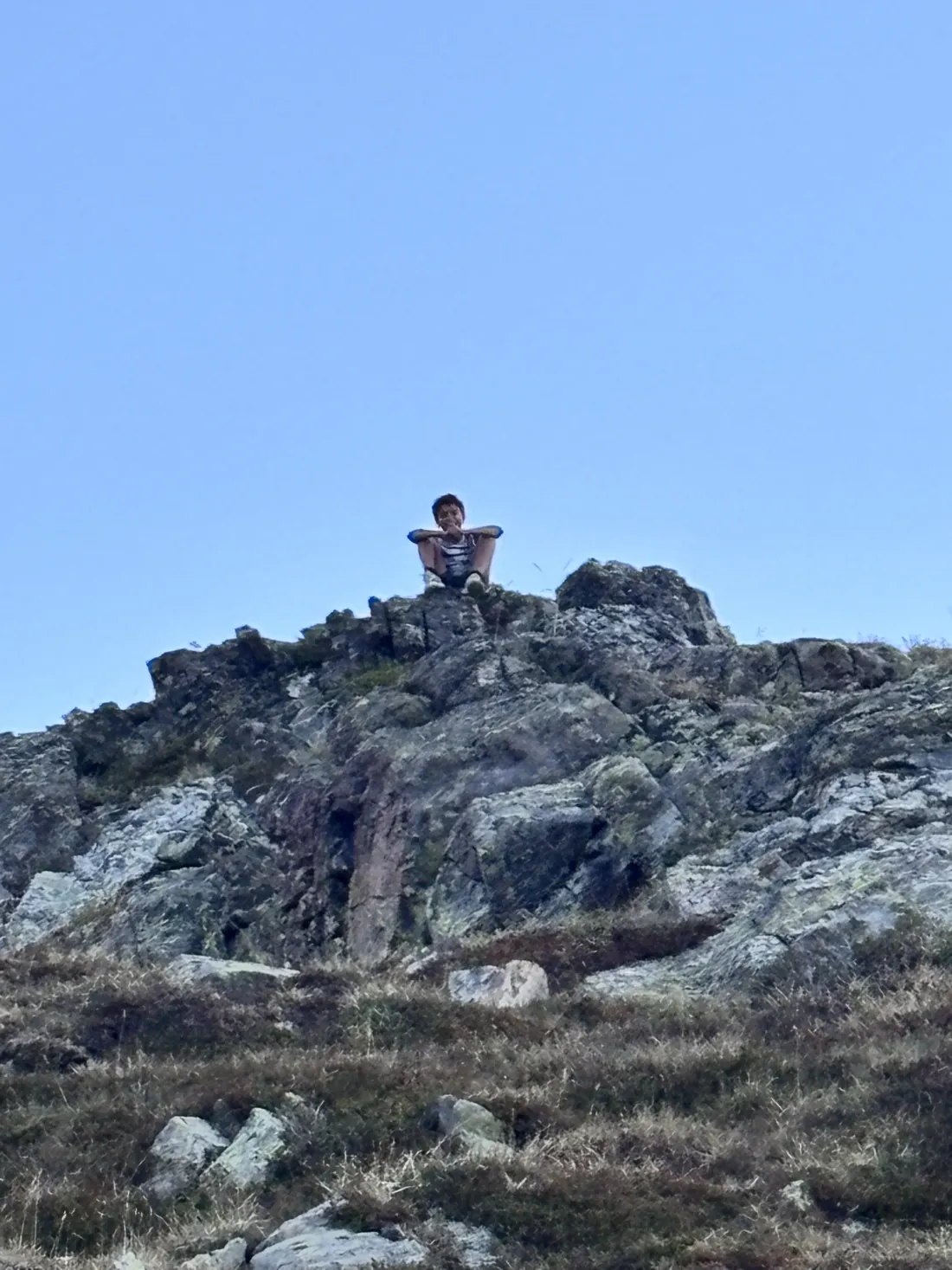 Dido sitzt oben auf einem Felsen